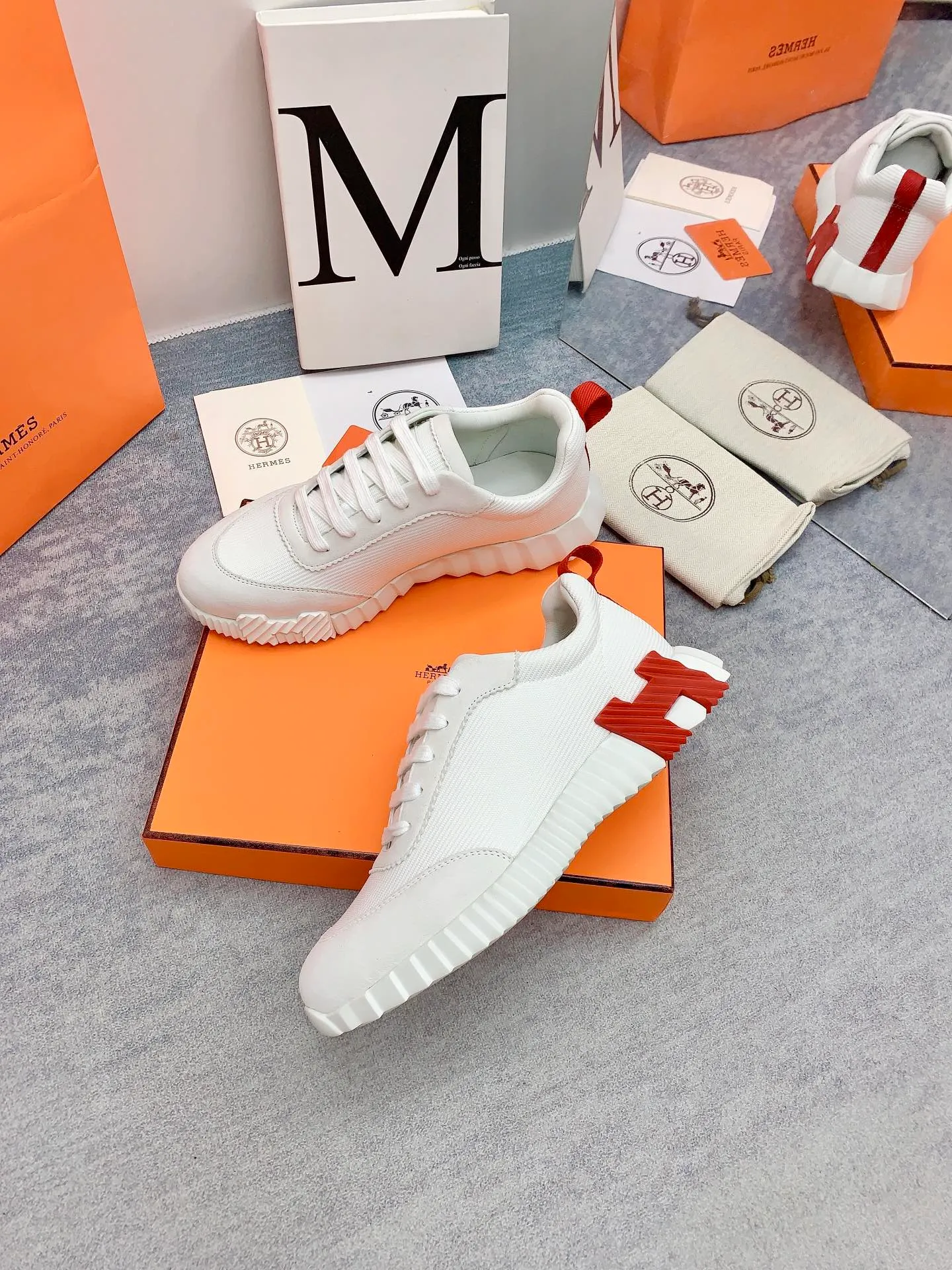 👟👟Ex-factory price 640👟👟 [Hermes] New Bouncing Couple 👫Sneakers. The most comfortable shoes from Hermès, no one else⃣️. They are very light on the feet and very beautiful. You will not feel tired when you go shopping and running around. 👍 The overall suede leather feels very good, very beautiful and very versatile. It is very light, comfortable and extremely light, suitable for both sports and leisure. It feels great to step on! 30+ men's and women's color combinations. You can choose, there will always be what you want~ ✅Fabric: Imported high mercerized sheep + original rain velvet ✅Inner: Imported silk sheepskin for lining insole ✅Outsole: Seamless combination of IP+TPU (multi-color letters) German technology irradiation machine ✅Code number: 35-41 for women and 38-46 for men (41 for women, 45.46 for men, customized and non-returnable)